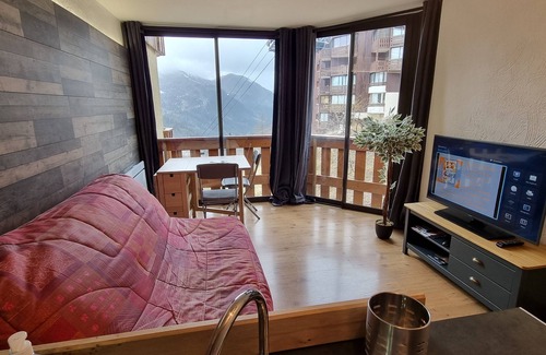 Isola Apartment | Quiet slope-side studio Isola 2000 sleeps 4
