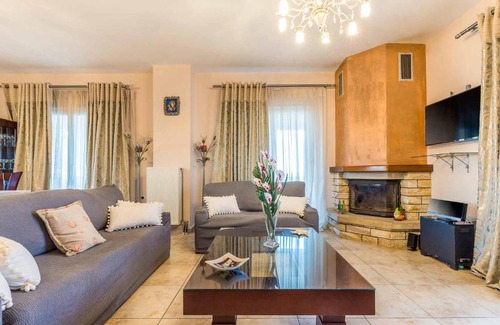 Gerani House | Quiet, spacious and cosy house near the beach