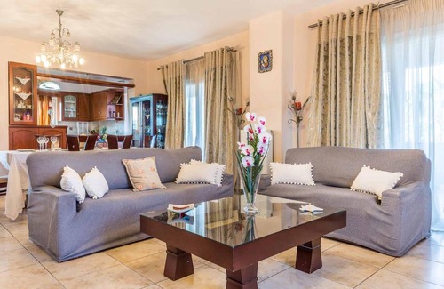 Gerani House | Quiet, spacious and cosy house near the beach