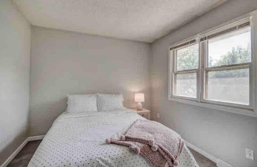 Clive House | Quiet Spacious Duplex in West Des Moines