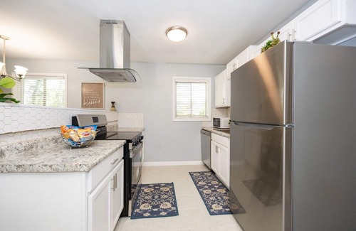 Brownsfields House | Quiet Stay Near Airport. 5 min drive to SU. 10-15 min drive to LSU & Dwntown BR.