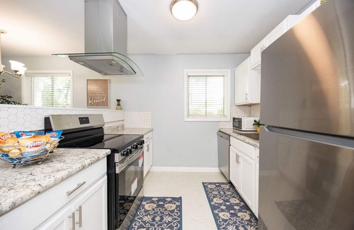 Brownsfields House | Quiet Stay Near Airport. 5 min drive to SU. 10-15 min drive to LSU & Dwntown BR.