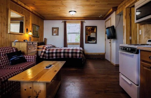 Rice Lake Apartment | Quiet stay on the lake in Room 4 - The Homestead - Curriers Lakeview Lodge