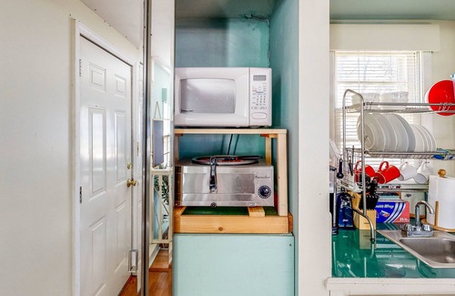 Fort Valley Cabin | Quiet studio backed by woods, large dog-friendly yard