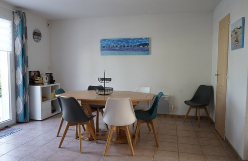 Gruissan Villa | Quiet villa, large terrace, sleeps 7. 50 m from GRAZEL beach