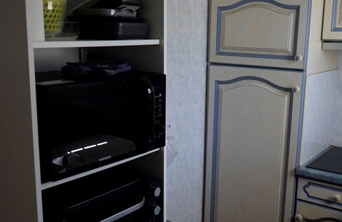 Gruissan Villa | Quiet villa, large terrace, sleeps 7. 50 m from GRAZEL beach