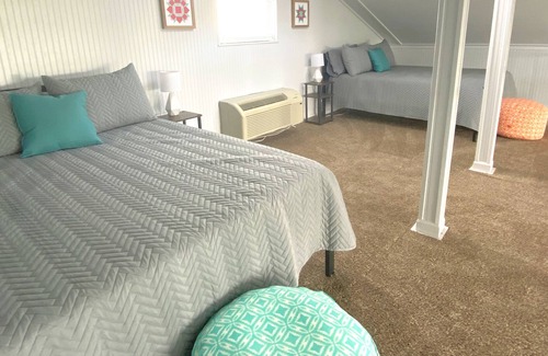 Cedar Lane Cabin | Quilted Canal Cabin - Fish, Play & Relax on the Canal