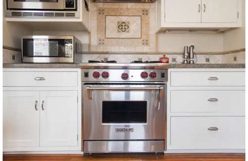 Santa Barbara Cottage | Quintessential Santa Barbara Architecture Close to Beach, Downtown & Funk Zone