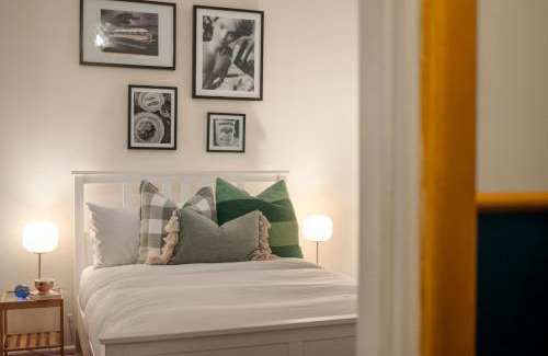 Richmond House | Quirky Richmond Cottage Cozy Charm and Walk to MCG