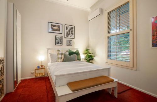 Richmond House | Quirky Richmond Cottage Cozy Charm and Walk to MCG