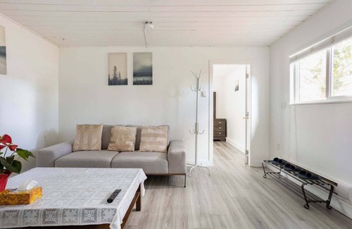Richmond House | Quite and Convenient 1 Bed 1 Living Fiber Gig WiFi/AC/Parking/Near YVR