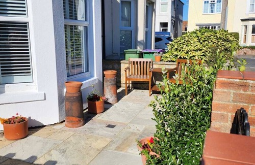 Hythe Apartment | Quite, spacious ground floor flat. 5 mins from sea