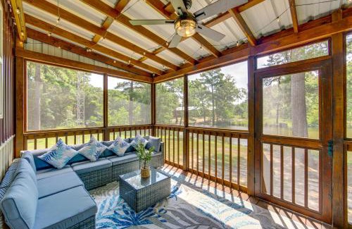 Quitman House | Quitman Lakefront Cabin with Screened Porch and Grill!