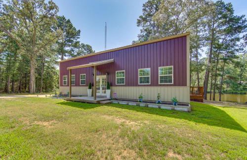 Quitman House | Quitman Lakefront Cabin with Screened Porch and Grill!