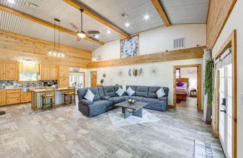 Quitman House | Quitman Lakefront Cabin with Screened Porch and Grill!