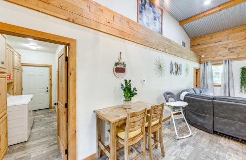 Quitman House | Quitman Lakefront Cabin with Screened Porch and Grill!