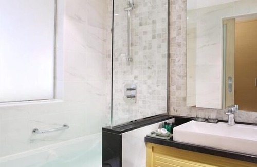 Sheikh Zayed Road Hotel | R 1664 Metropolitan Hotel Dubai