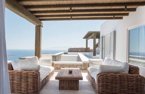 Psarou Villa | R 3172 Villa Flynn With Outdoor jacuzzi.Private gym & Air-conditioning,
