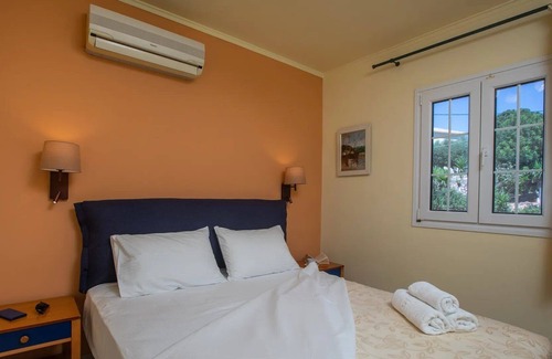 Lourdata Apartment | R 3290 Apartment Harshad With Coffee Facilities ,Dining Table & Sitting Area.