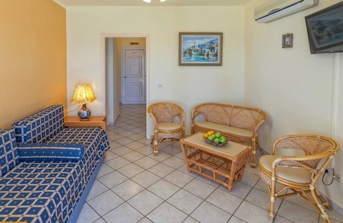Lourdata Apartment | R 3290 Apartment Harshad With Coffee Facilities ,Dining Table & Sitting Area.