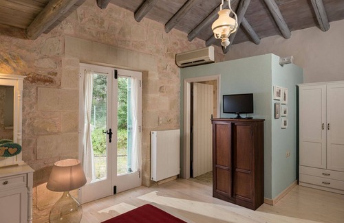 Maza Villa | R 491 Villa with Indoor Jacuzzi Private Pool Mountain Views