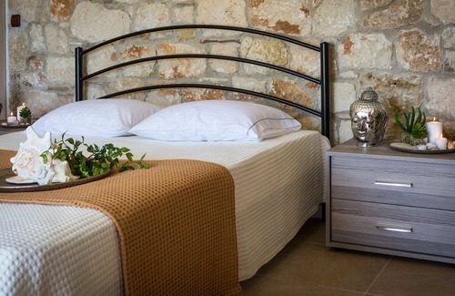 Nea Skioni Villa | R 656 Elegant 4 Bedroom Villa with Private Pool + 1 studio