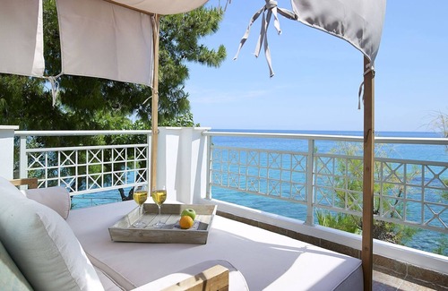 Amoudi Villa | R 958 Villa Christopher with Garden View, Sea view & Veranda.