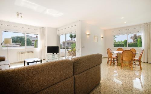 El Mas Mel Villa | R11 Casa Blanca con gran jardin y piscina