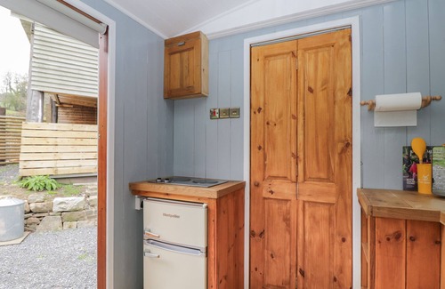 Abergavenny Cottage | RABBIT HILL HUT, pet friendly, with a garden in Govilon