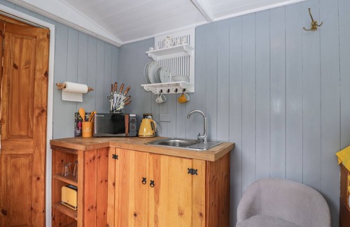 Abergavenny Cottage | RABBIT HILL HUT, pet friendly, with a garden in Govilon