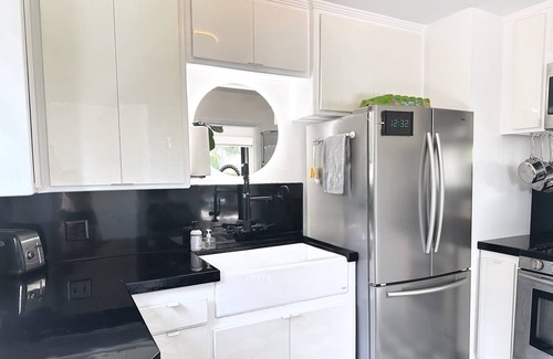 Mar Vista House | Rad Stay Mar Vista. Open concept two bedroom house with large private yard.