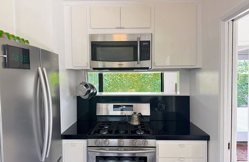 Mar Vista House | Rad Stay Mar Vista. Open concept two bedroom house with large private yard.