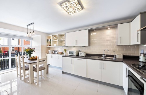 Slough House | Radiant Retreat Ideal for LegoLand, Windsor, & LHR