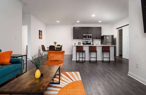 Whitestown Apartment | Radiant Vibes Spacious 2BR 2BA 2 King Beds Gym WFH