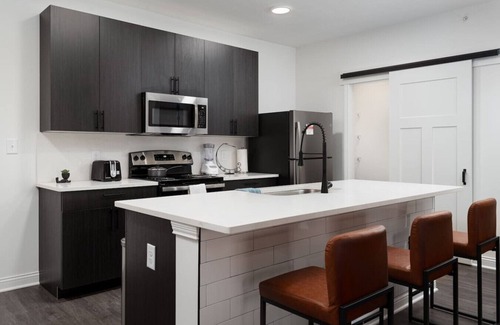 Whitestown Apartment | Radiant Vibes Spacious 2BR 2BA 2 King Beds Gym WFH