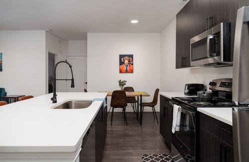 Whitestown Apartment | Radiant Vibes Spacious 2BR 2BA 2 King Beds Gym WFH