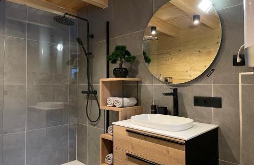 Mojstrana Apartment | Radovna Chalet with Panoramic View