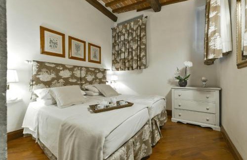 Santo Spirito Apartment | Raffaello apartment with fireplace in Oltrarno