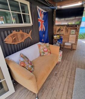 Raglan House | Raglan West Retro Beach Vibe Accommodation