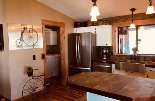 Sisters Cottage | Rags to Rescues animal sanctuary