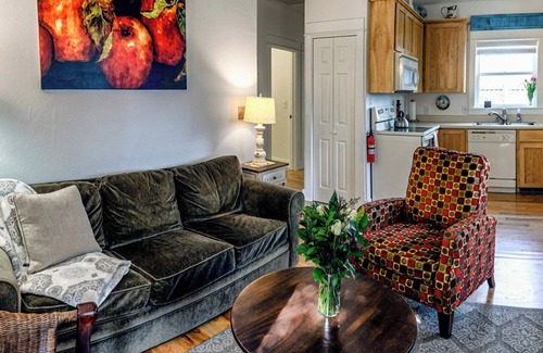 Siskiyou-Hargadine Historic District Cottage | Railroad District, steps to downtown, everything you need to enjoy Ashland!