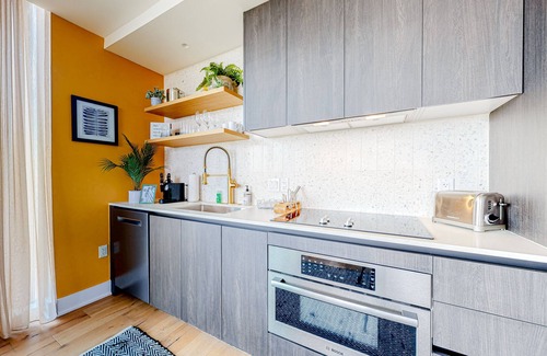 Rainey Street Historic District Condo | Rainey Street condo w/city-view balcony, rooftop pool & gym - Dogs OK