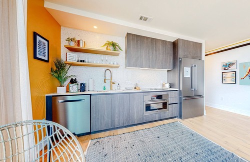 Rainey Street Historic District Condo | Rainey Street condo w/city-view balcony, rooftop pool & gym - Dogs OK