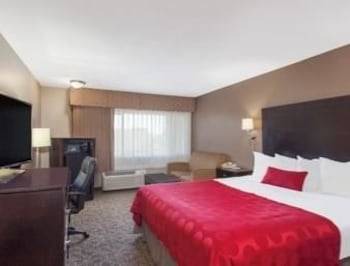 Raisin Hotel | Ramada by Wyndham Fresno North