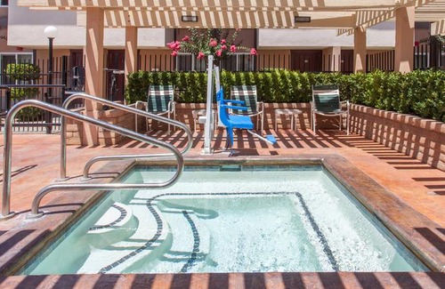 Raisin Hotel | Ramada by Wyndham Fresno North