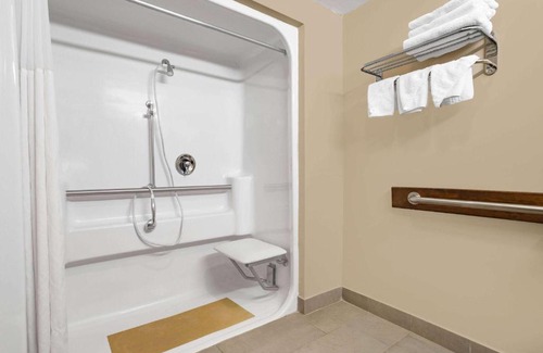 Hendersonville Hotel | Ramada by Wyndham Hendersonville