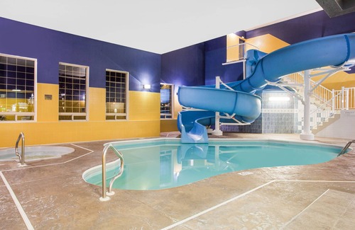 Red Deer Hotel | Ramada by Wyndham Red Deer Hotel and Suites