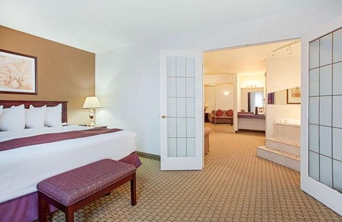 Red Deer Hotel | Ramada by Wyndham Red Deer Hotel & Suites