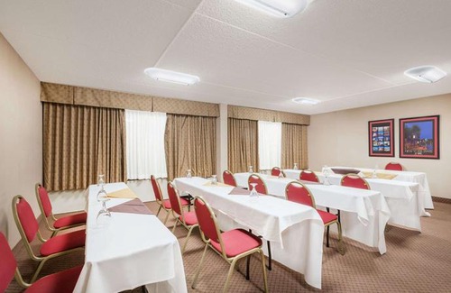 Watertown Hotel | Ramada by Wyndham Watertown