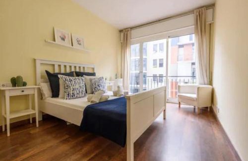 Esquerra de l'Eixample Apartment | Ramblas Rentals Spacious & Design 4Br Flat With Balcony 15m Ramblas